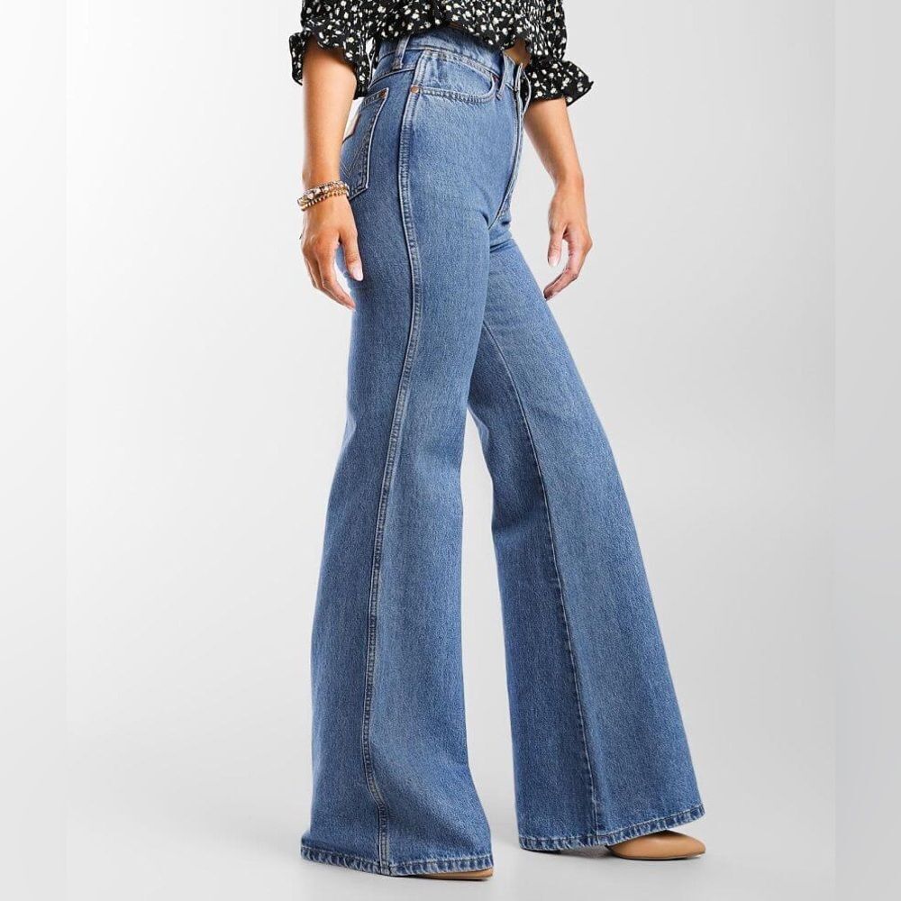 Wrangler Wanderer High Rise Flare 622 Jeans - Picture 2 of 15